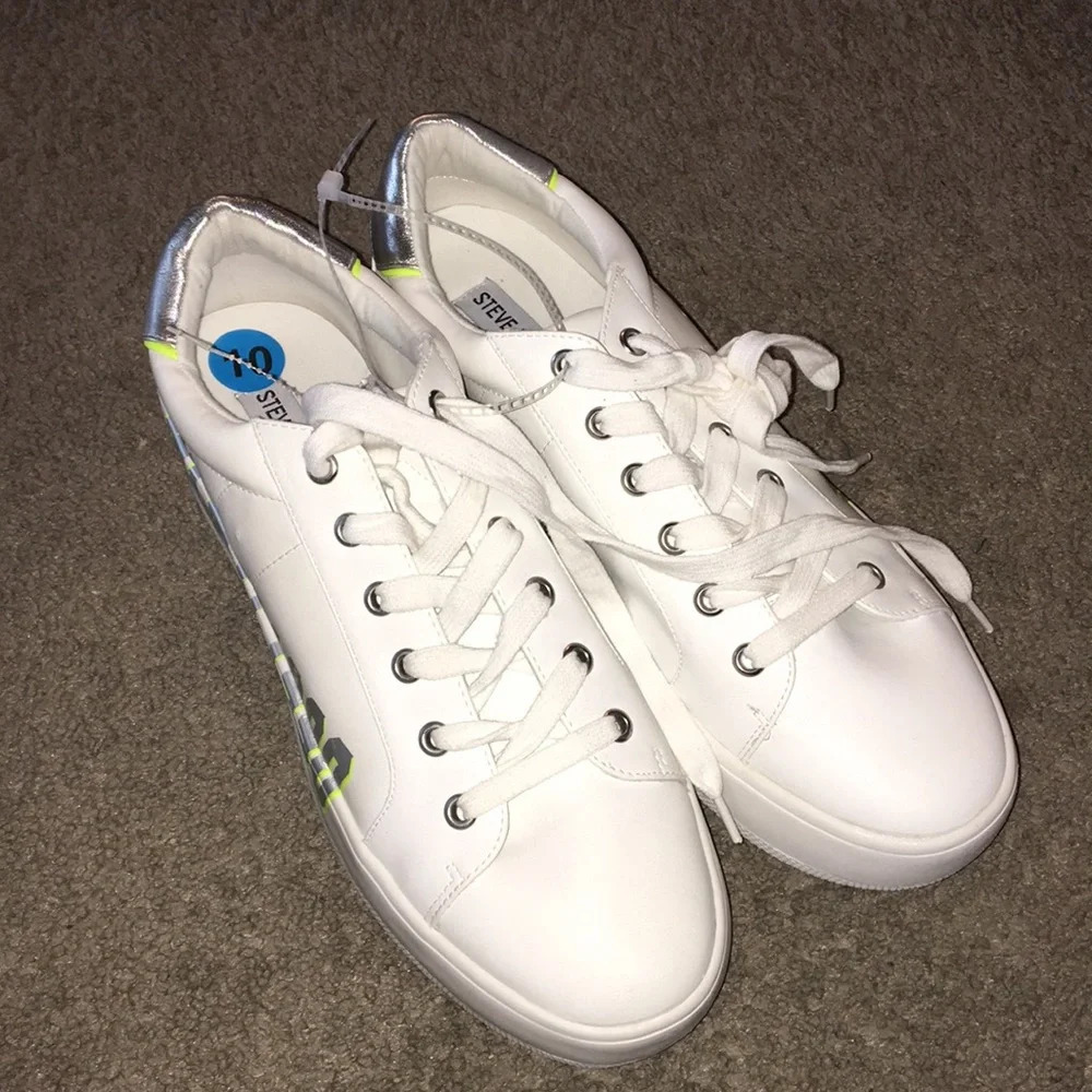 NWOT Steve Madden White/Silver Brexton Sneakers